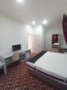 sypialnia z łóżkiem, biurkiem i komputerem w obiekcie Karizma hotel w mieście Baku