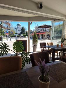 un ristorante con tavolo, sedie e piante di Guesthouse Sunny a Soko Banja