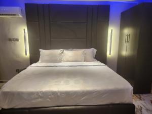 Un pat sau paturi într-o cameră la Tripletee luxury hotel