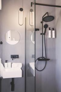 een badkamer met een douche en een wastafel bij Country House con Piscina e Jacuzzi Villa delle Sterlizie in Partinico