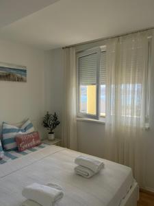 Postel nebo postele na pokoji v ubytování Apartmani Pag Luxury 4U + 30 fotografií
