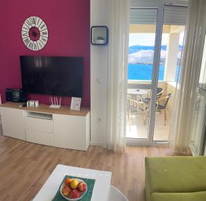 TV a/nebo společenská místnost v ubytování Apartmani Pag Luxury 4U