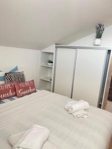 Postel nebo postele na pokoji v ubytování Apartmani Pag Luxury 4U