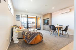 un soggiorno con divano e tavolo di Luxury 1 Bed Apartment in CBD a Christchurch