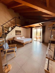 ein Schlafzimmer mit einem Bett und einer Treppe in einem Zimmer in der Unterkunft Agriturismo Il Cucchiaio di Legno in Orta San Giulio
