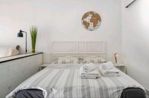 Postel nebo postele na pokoji v ubytování Design loft Studio climatisé parking et piscine + 28 fotografií