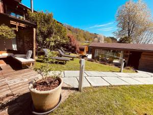 a yard with a potted plant on a wooden deck at Agriturismo Il Cucchiaio di Legno in Orta San Giulio
