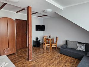 een woonkamer met een bank en een tafel bij Pensjonat POKUSA in Przewóz