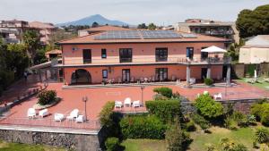 une grande maison avec des panneaux solaires sur le toit dans l'établissement Villa Leucatia, à Sant’Agata Li Battiati 