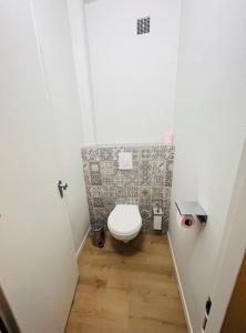 ein kleines Bad mit WC in einer Kabine in der Unterkunft Appart T4 85m2 spacieux climatisation parking in Rodez