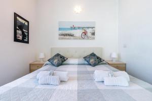 ein weißes Schlafzimmer mit einem Bett mit zwei Kissen in der Unterkunft NEW 2024 Hanging Garden in Corniglia