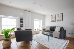 a living room with a couch and a glass table at 2BR in Prime Soho & Fitzrovia - CityApartmentStay in London