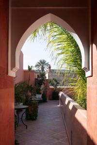 een boog in een gebouw met een patio bij Riad Alili in Marrakesh