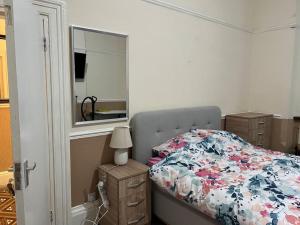 - une chambre avec un lit, une commode et un miroir dans l'établissement Spacious one bedroom flat w/ parking, à Walsall