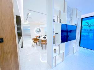 ein Esszimmer mit einem Tisch und einem großen Fenster in der Unterkunft ULTRA Modern Villa Manresa with Private Beach & Infinity Pool on Palm Island in Dubai