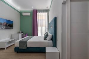 Postel nebo postele na pokoji v ubytování Lovelia: Sorrento Square Lovely Suite