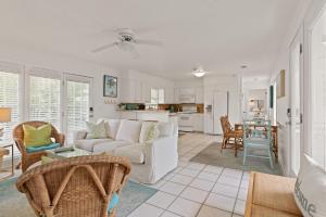 Χώρος καθιστικού στο East Beach Courtyard - 4210 Seventh Street