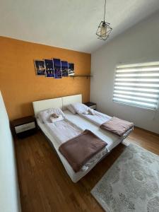 een slaapkamer met een groot bed in een kamer bij Villa Horizont Mostar in Mostar