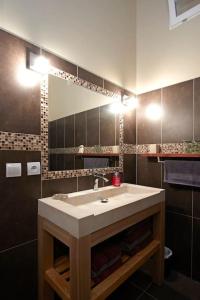 Ένα μπάνιο στο Studio dans villa avec piscine +8 φωτογραφίες