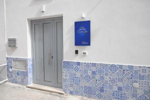 a bathroom with blue and white tiles on a wall at LA CASETTA GLEM in Ischia