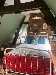 1 dormitorio con cama de metal en el ático en Chambre cosy, 