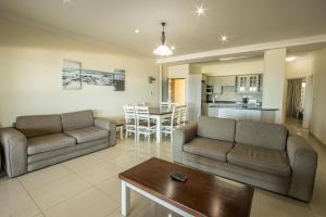 een woonkamer met 2 banken en een tafel bij Saints View Resort Unit 15 in Uvongo Beach