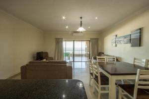 een woonkamer met een eettafel en een bank bij Saints View Resort Unit 15 in Uvongo Beach