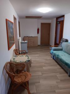 sala de estar con sofá, mesa y sillas en turistična kmetija pr mark, en Trebče