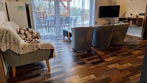 TV a/nebo společenská místnost v ubytování Apartmány Pod Lesem II