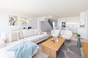 Una sala de estar con un sofá blanco y una mesa. en Luxury House Chaparral Golf E70 by AORA STAY, en La Cala de Mijas 51 fotos más