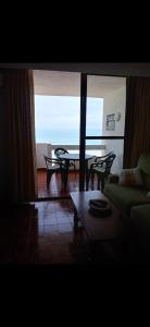 un soggiorno con divano e tavolo di Playa Las Fuentes ad Alcossebre