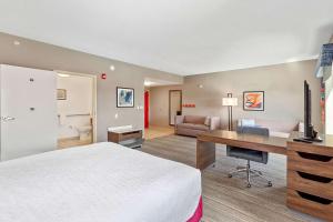 Habitación de hotel con cama y escritorio en Hampton Inn & Suites Orlando-Apopka en Orlando