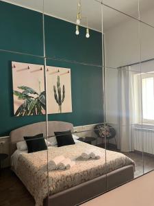 een slaapkamer met een bed met een glazen wand bij Il Civico 2 in Bari +93 foto's