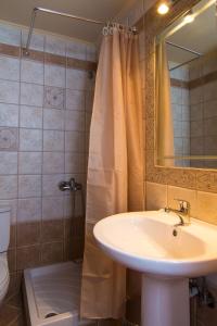 bagno con lavandino e doccia con specchio di villa Morfeas a Dhamavólos