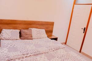 מיטה או מיטות בחדר ב-SUNFLOWER HOMEs VILLA