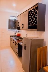 Una cocina o zona de cocina en SUNFLOWER HOMEs VILLA