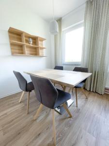 a dining room with a table and chairs at Ferienwohnung auf dem Hof Postma in Lambrechtshagen