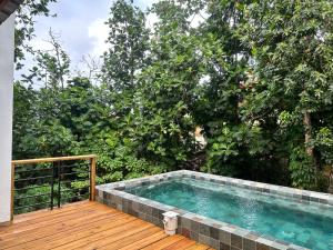 een zwembad op een terras met bomen bij Casa Latte in Cabrera