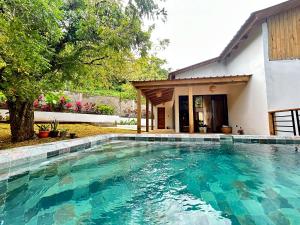 una piscina davanti a una casa di Casa Latte a Cabrera
