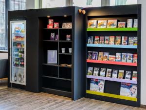 uma loja com duas prateleiras cheias de livros em ibis Styles Halle em Halle an der Saale