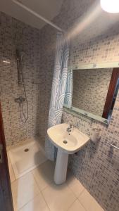 een badkamer met een wastafel en een douche bij Appartement familiales in Al Hoceïma