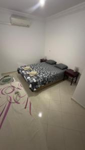 een slaapkamer met een bed in een kamer bij Appartement familiales in Al Hoceïma