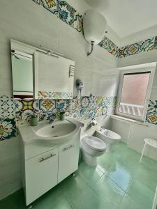 een badkamer met een wastafel en een toilet bij MALUSI B&B in Napels