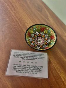 een bord op een tafel met een bord ernaast bij MALUSI B&B in Napels