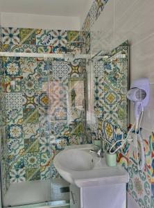 een badkamer met een wastafel en een douche bij MALUSI B&B in Napels +65 foto's