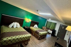 Postel nebo postele na pokoji v ubytování Rodeway Inn