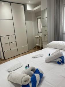 En eller flere senge i et værelse på SOLGUEST Apt ESTEPONA CENTRO 1ª LINEA DE PLAYA