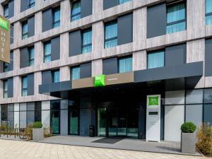 Außenansicht eines Gebäudes in der Unterkunft ibis Styles Magdeburg in Magdeburg