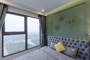 een slaapkamer met een bed en een groot raam bij Fami Homestay - Ecopark Hưng Yên in HÆ°ng YÃªn