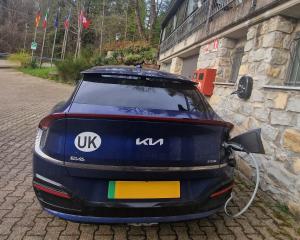 Montegrino ValtravagliaにあるHotel Montegrino Lakeviewの石造りの建物の隣に停められた車